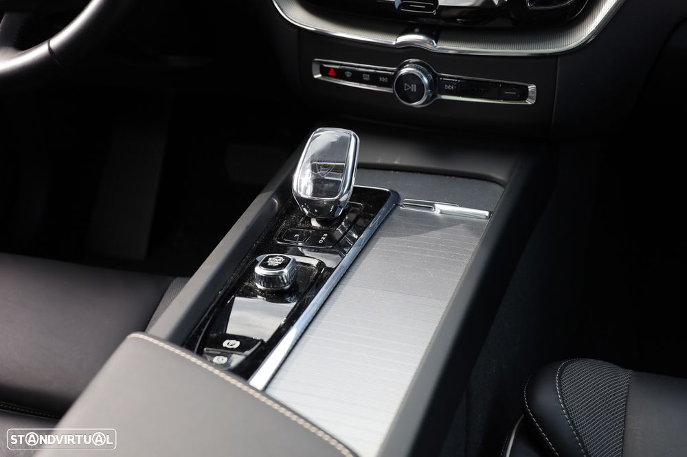 Volvo XC 60 2.0 T6 PHEV Ultra Dark - 27