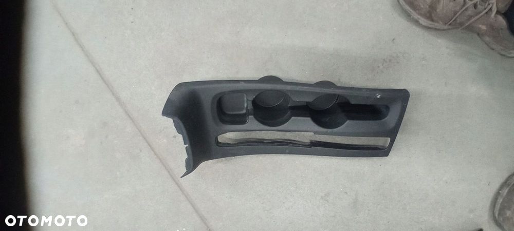 Opel Corsa F uchwyt na napije tunel - 1