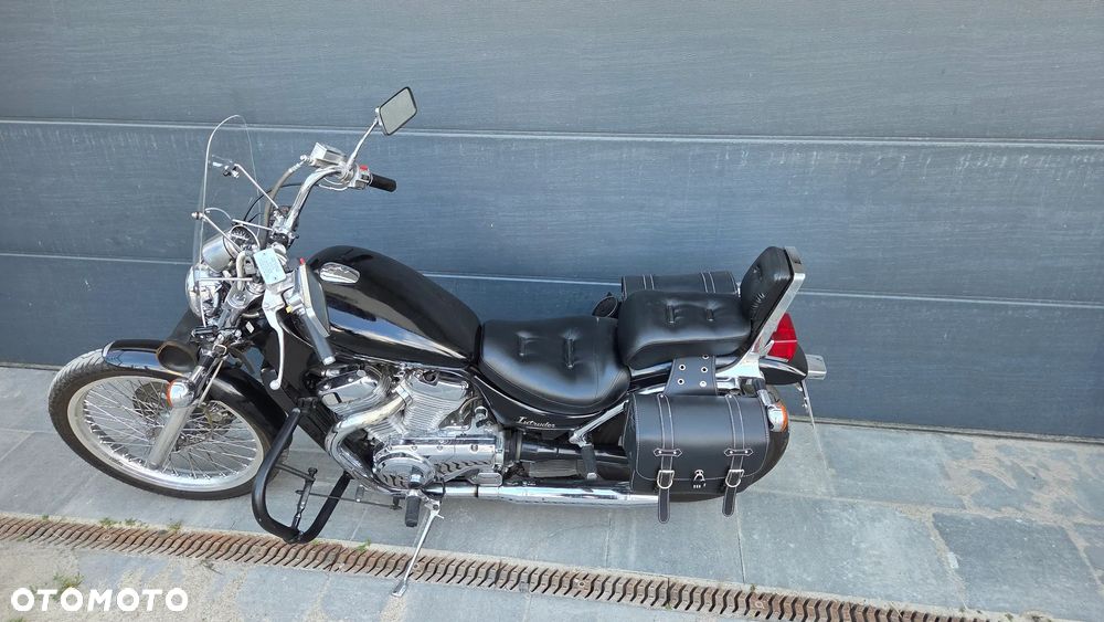 Suzuki Intruder - 1