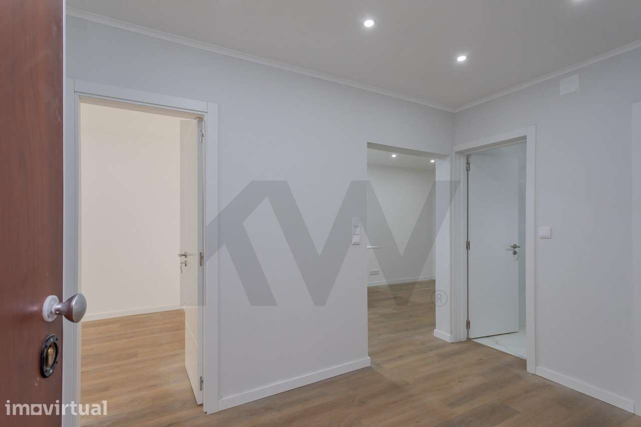 T2+1 TOTALMENTE REMODELADO COM LOGRADOURO - AMADORA - Grande imagem: 2/24