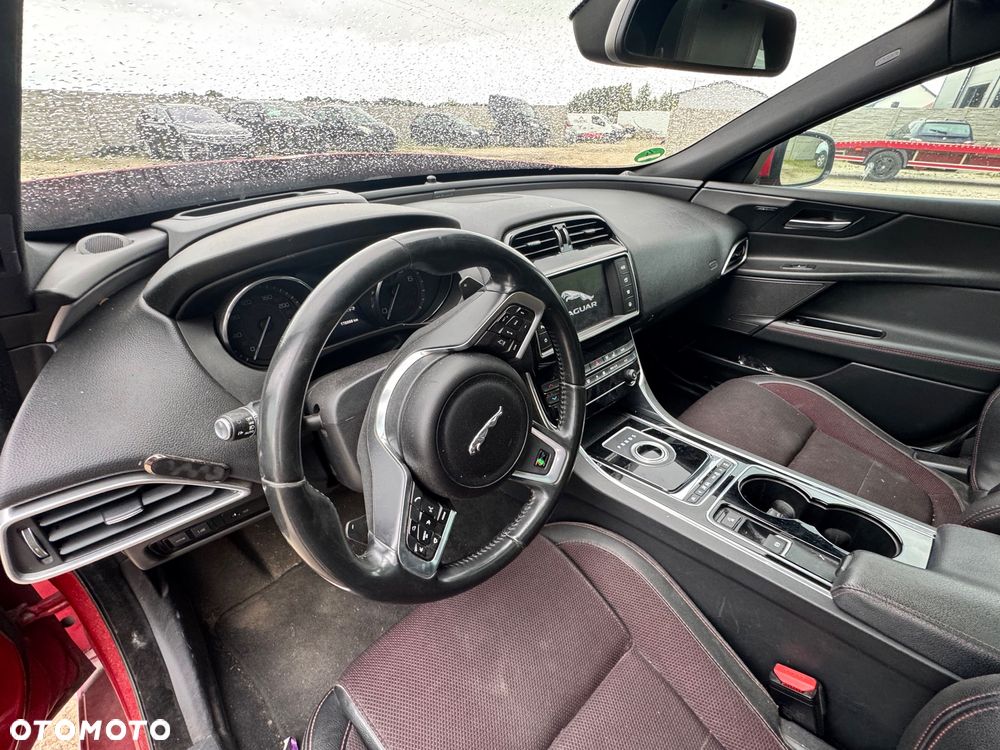 Jaguar XE 20t R-Sport - 14