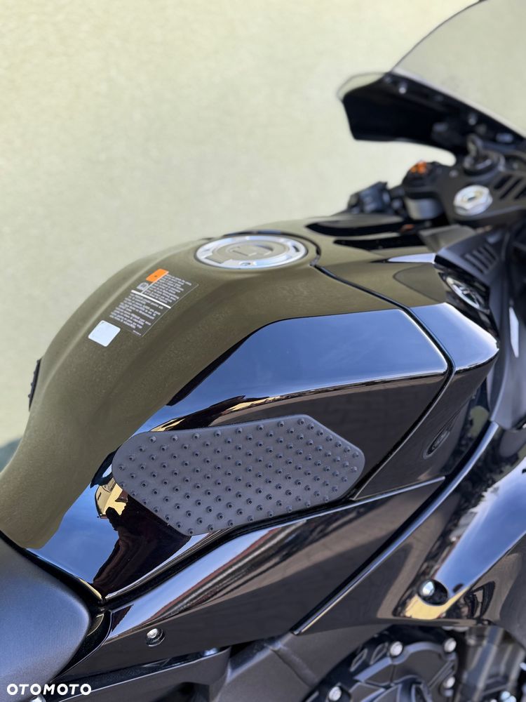 Yamaha R1 - 20