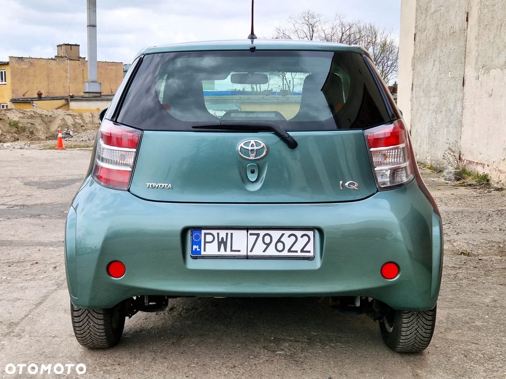 Toyota iQ - 6