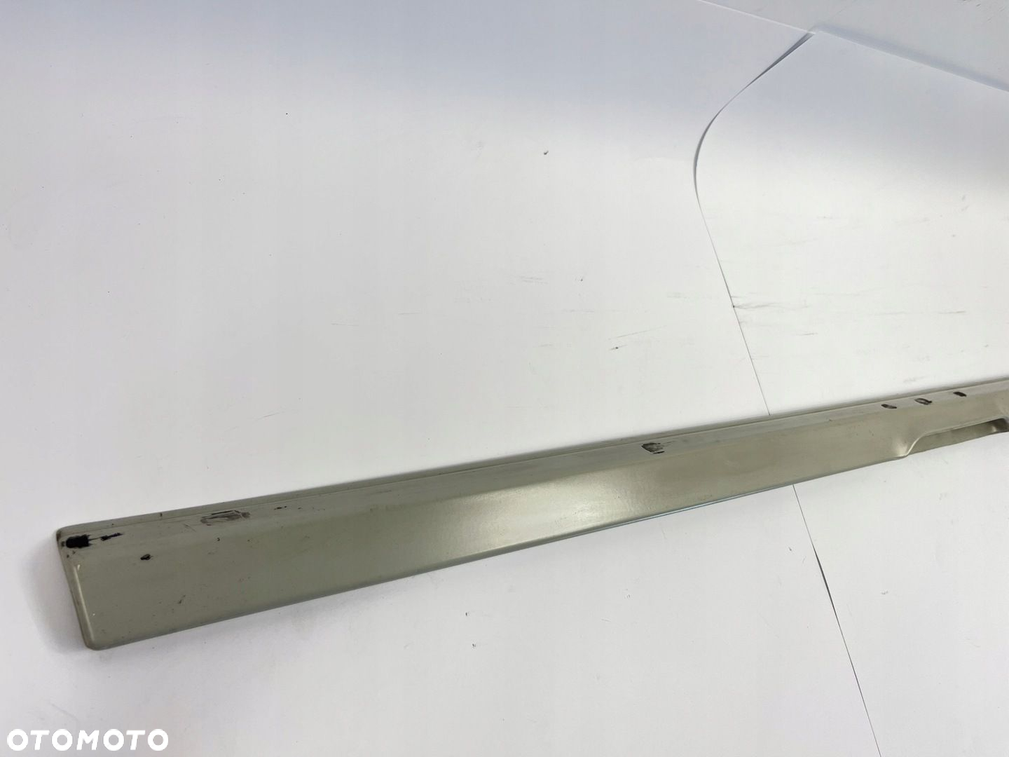 LISTWA DOLNA KLAPY POKRYWY BAGAŻNIKA MERCEDES W124 KOMBI 1247430393 85-89R - 3