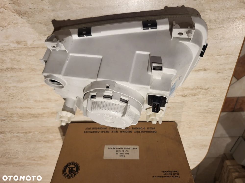 Reflektor Prawy  (H4, elektryczny, bez silnika, kolor wkładu: srebrny SKODA FELICIA I 10.94-03.98 - 3