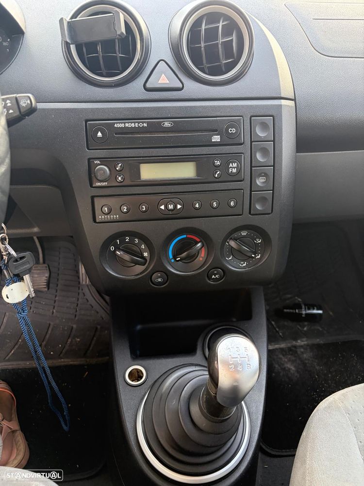 Ford Fiesta 1.4 Ghia - 12