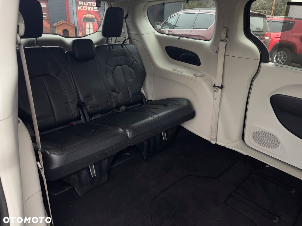 Chrysler Pacifica - 23