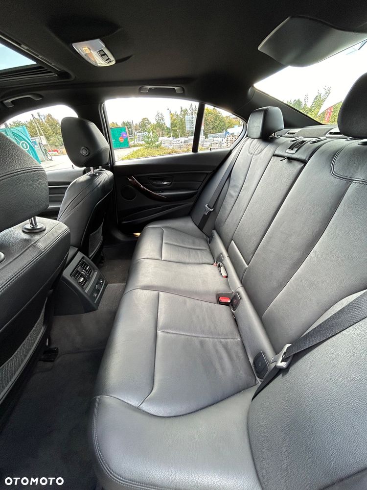 BMW Seria 3 335i xDrive M Sport - 9