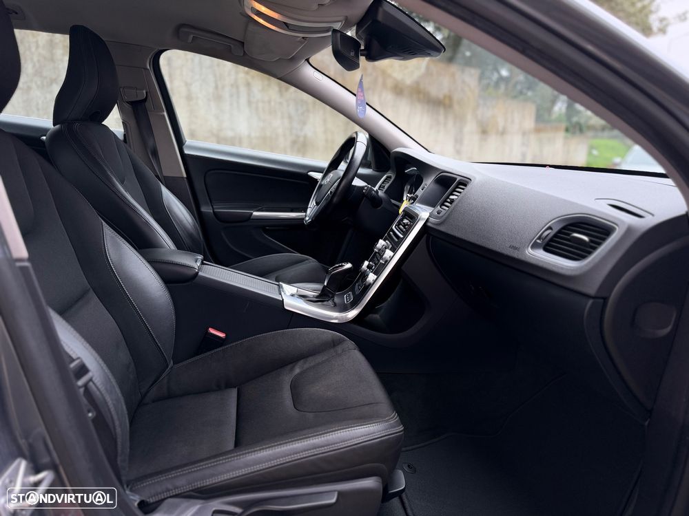 Volvo V60 2.4 D6 R-Design Mom.AWD Phev - 29