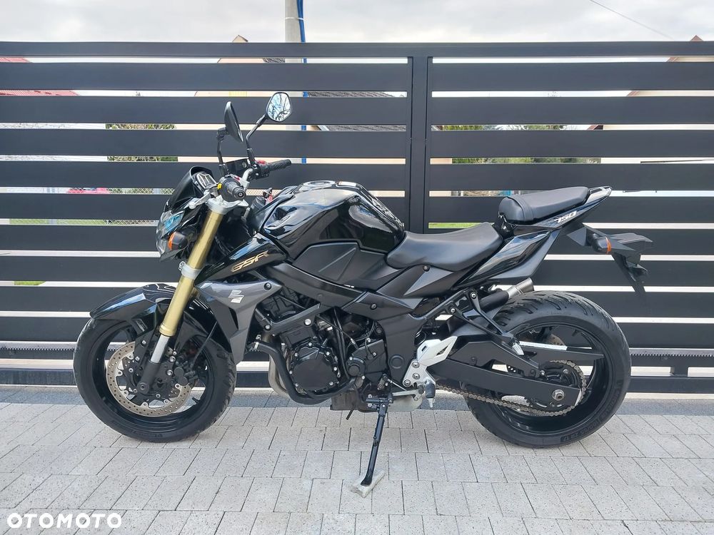 Suzuki GSR - 2