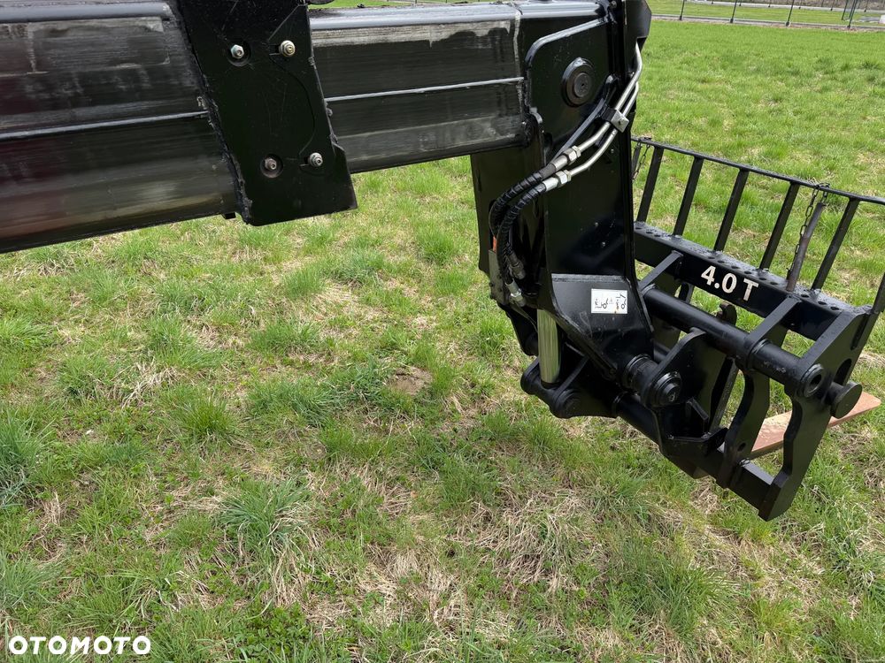 Manitou MT1840. Ładowarka Teleskopowa 18 metrów wysuw! UDŹWIG 4 TONY! Przebieg 2600 mtg. jak Nowa z SALONU. 2016 rok. z Norwegii z Gospodarstwa rolnego! Silnik PERKINS Turbo 110 km. Aktualne Serwisy w Dekra. Nowy Model sterowane wszystko z 1 dżojstika. Ani deka luzów czy wycieku. OKAZJA! Jazda REWERS + 4 biegi. Skręt 3 tryby. Wyjście Hydrauliczne pod przyczepę i oświetlenie, Poziomowanie ośi stabilizatory! Wyjścia Hydrauliczne na maszt! Okazja - 9