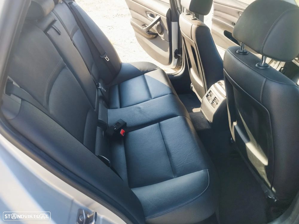 BMW 318 d xDrive Line Luxury - 32