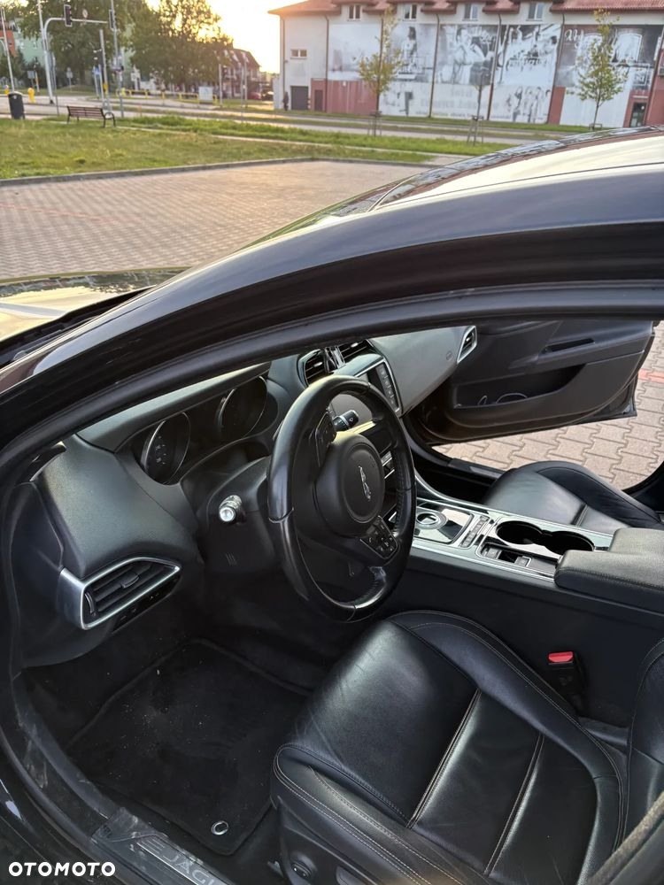 Jaguar XE 2.0 D Prestige - 6