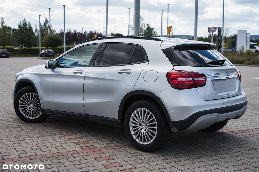 Mercedes-Benz GLA 200 7G-DCT - 16