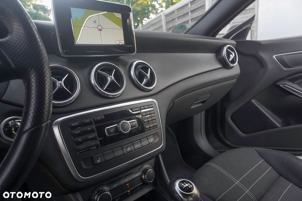 Mercedes-Benz CLA 180 AMG Line - 25
