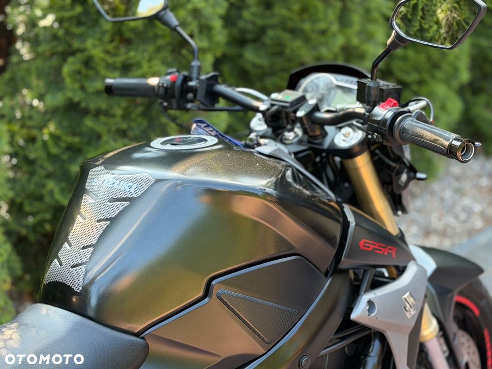 Suzuki GSR - 14