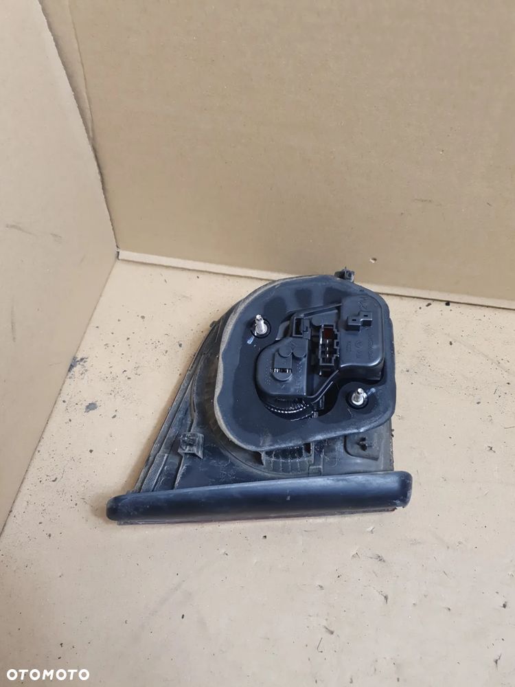 . LAMPA PRAWA W KLAPE VOLKSWAGEN GOLF 6 - 7