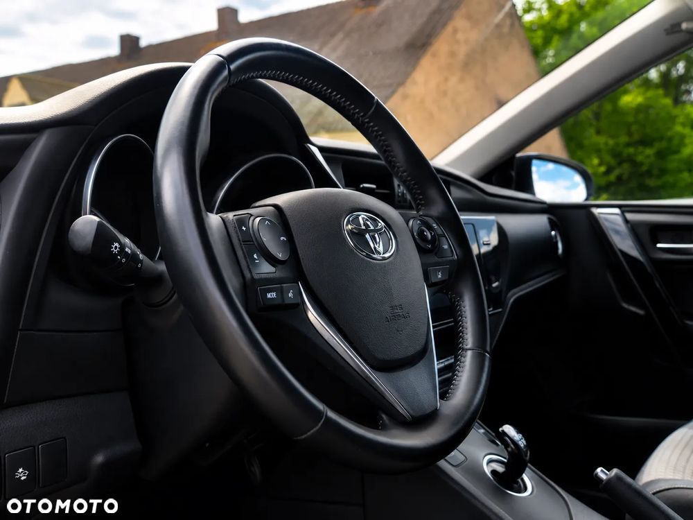Toyota Auris Hybrid 135 Selection - 19