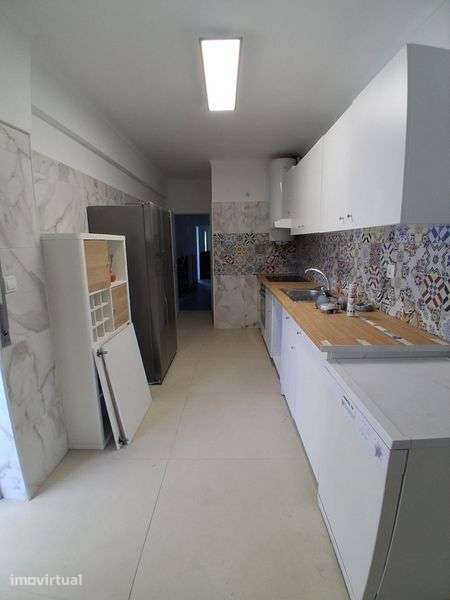 Apartamento T4 no centro da Charneca de Caparica - Grande imagem: 2/12