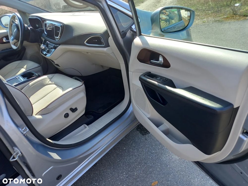 Chrysler Pacifica - 12