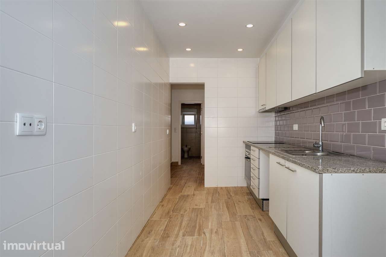 Excelente T2 Renovado com Terraço Privativo de 22 m² e Suíte em Belas - Grande imagem: 3/25