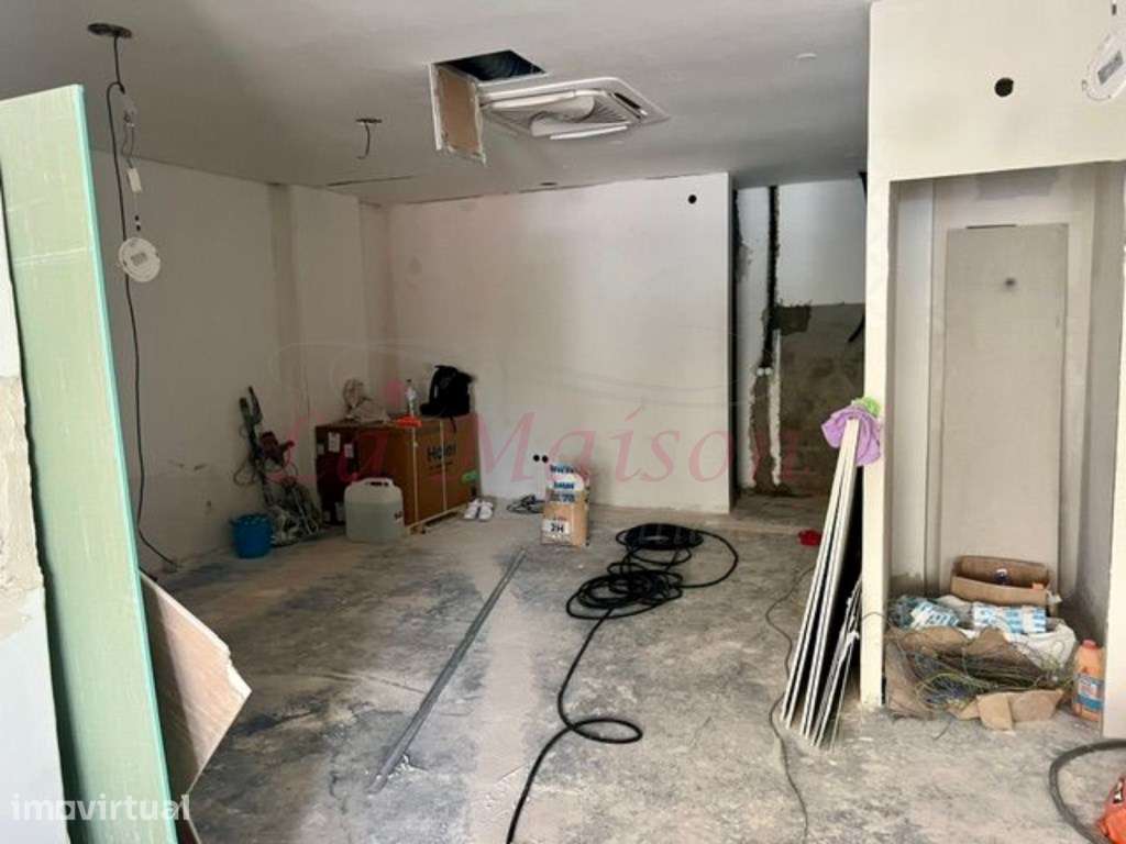 Loja em remodelação em Loures