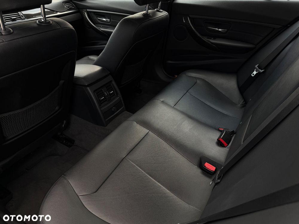 BMW Seria 3 328i Luxury Line - 40