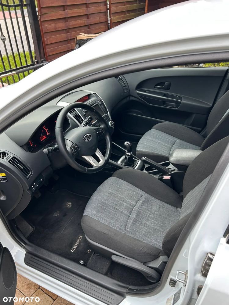 Kia Ceed - 11