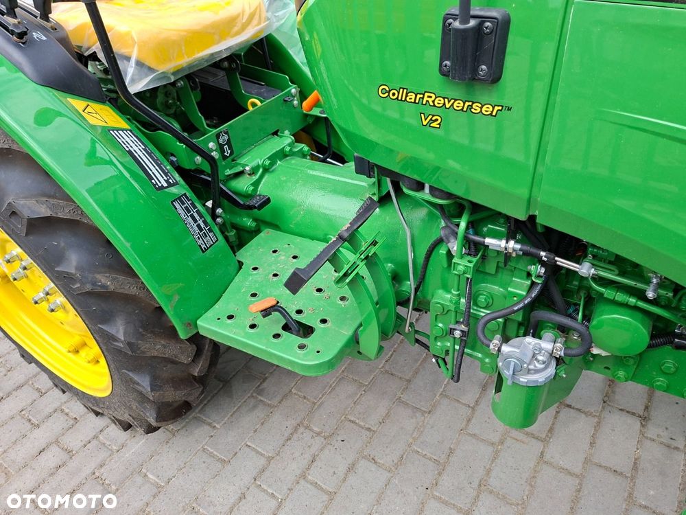 John Deere 3028 En 4X4 - 24