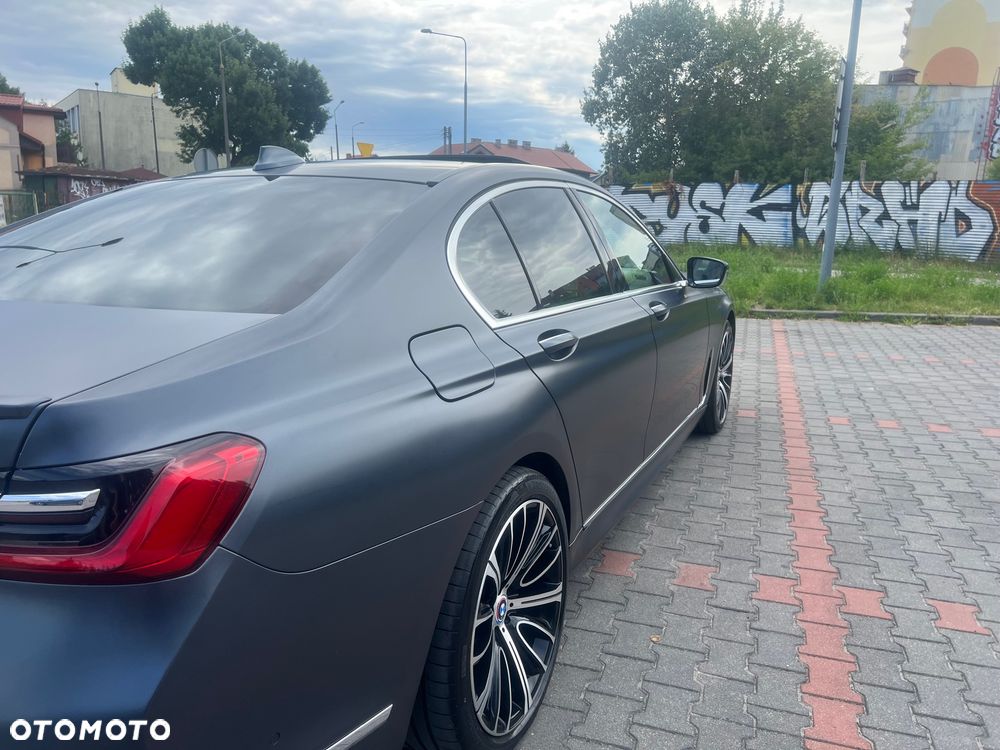 BMW Seria 7 745e - 27