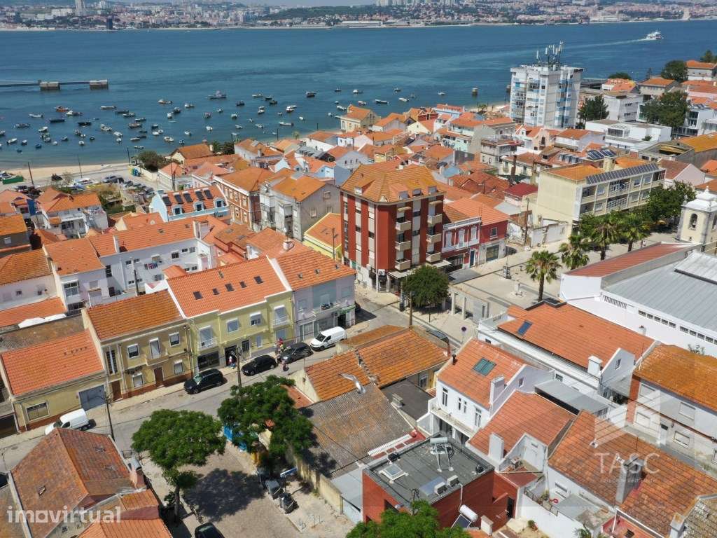 Conjunto de 4 Prédios na Trafaria Quarteirão Completo Junto à Praça... - Grande imagem: 5/36