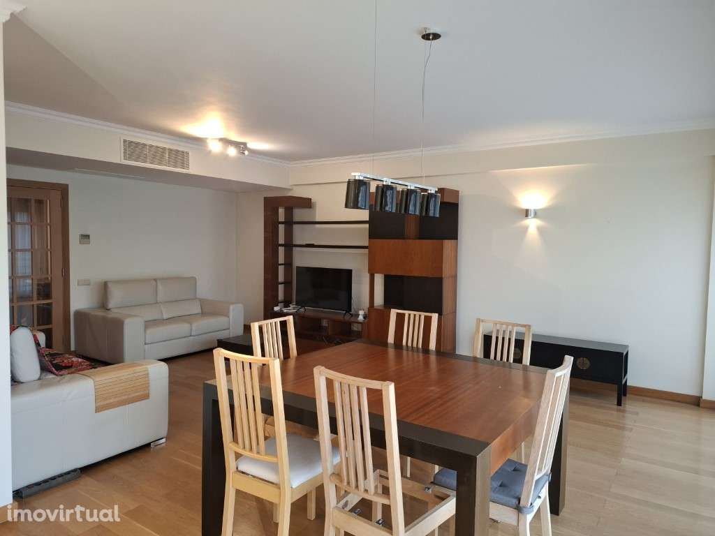 T3 com 2 lugares de estacionamento em condomínio com jardim e piscina. - Grande imagem: 2/19