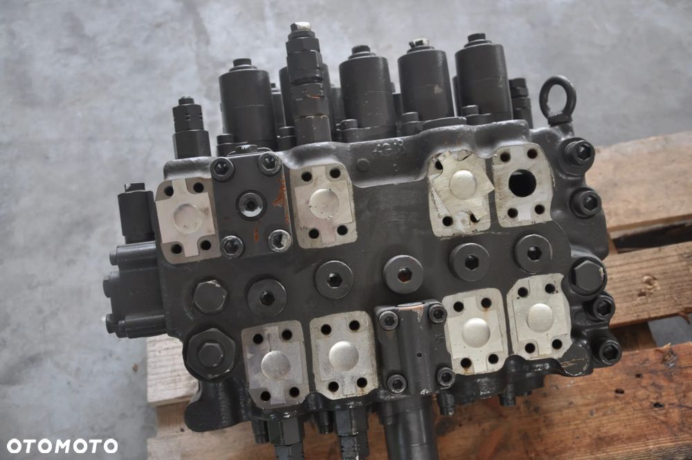 Rozdzielacz hydrauliczny Volvo EC220 14674193 - 4