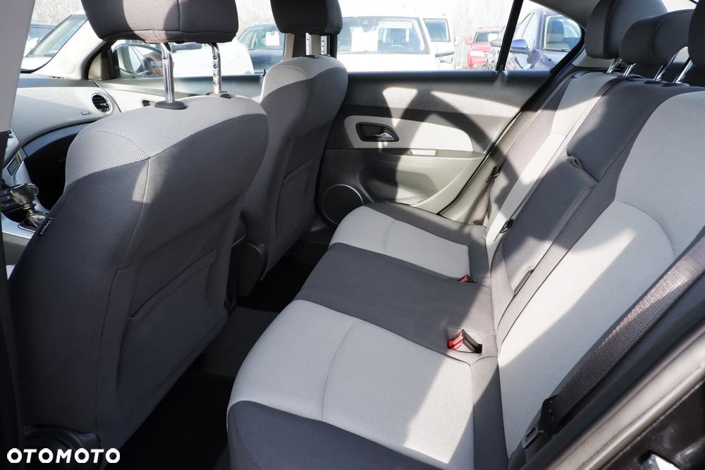 Chevrolet Cruze 1.6 LS - 26