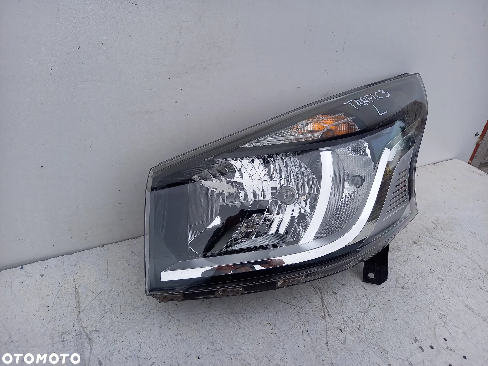 Lampa lewy przód Renault Trafic III 260605173R EU - 2