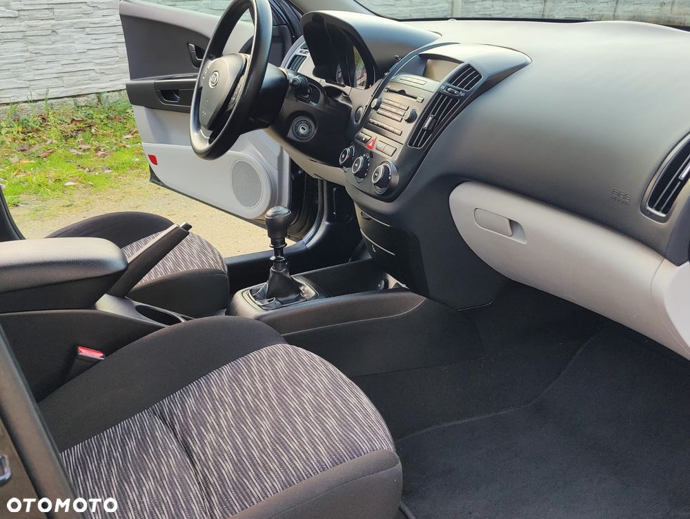 Kia Ceed 1.4 CVVT Attract - 32