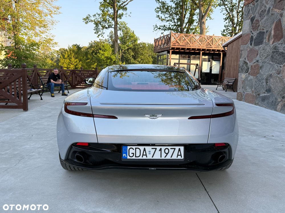 Aston Martin DB11 V12 Coupe - 7