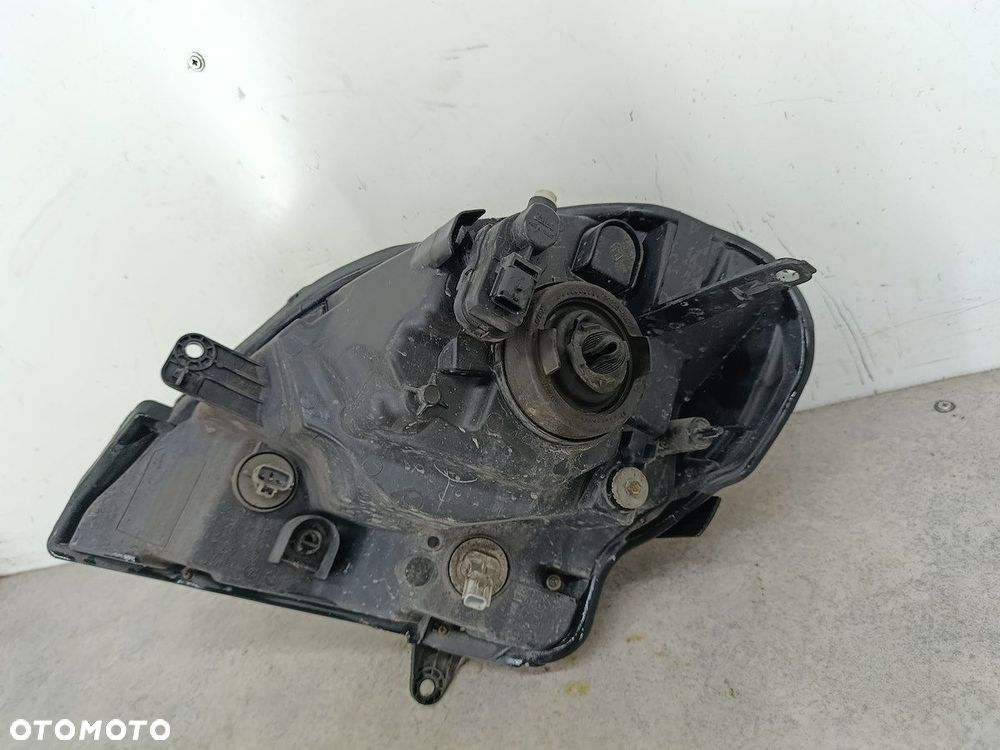 LAMPA PRZÓD PRAWA RENAULT KANGOO II 8200419910  8200419882 100-16916  KOITO - 8