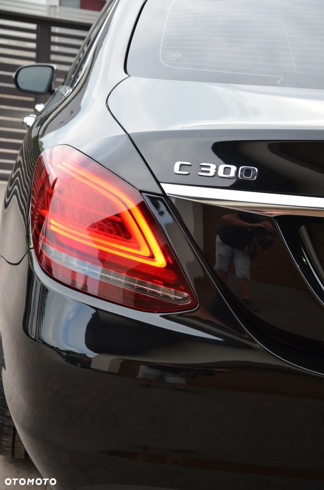 Mercedes-Benz Klasa C 300 4Matic 9G-TRONIC Exclusive - 24