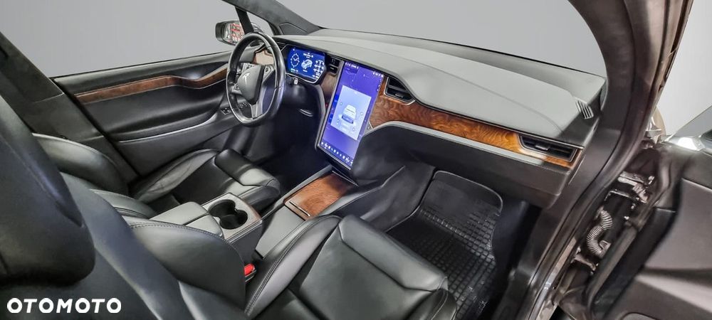 Tesla Model X - 11