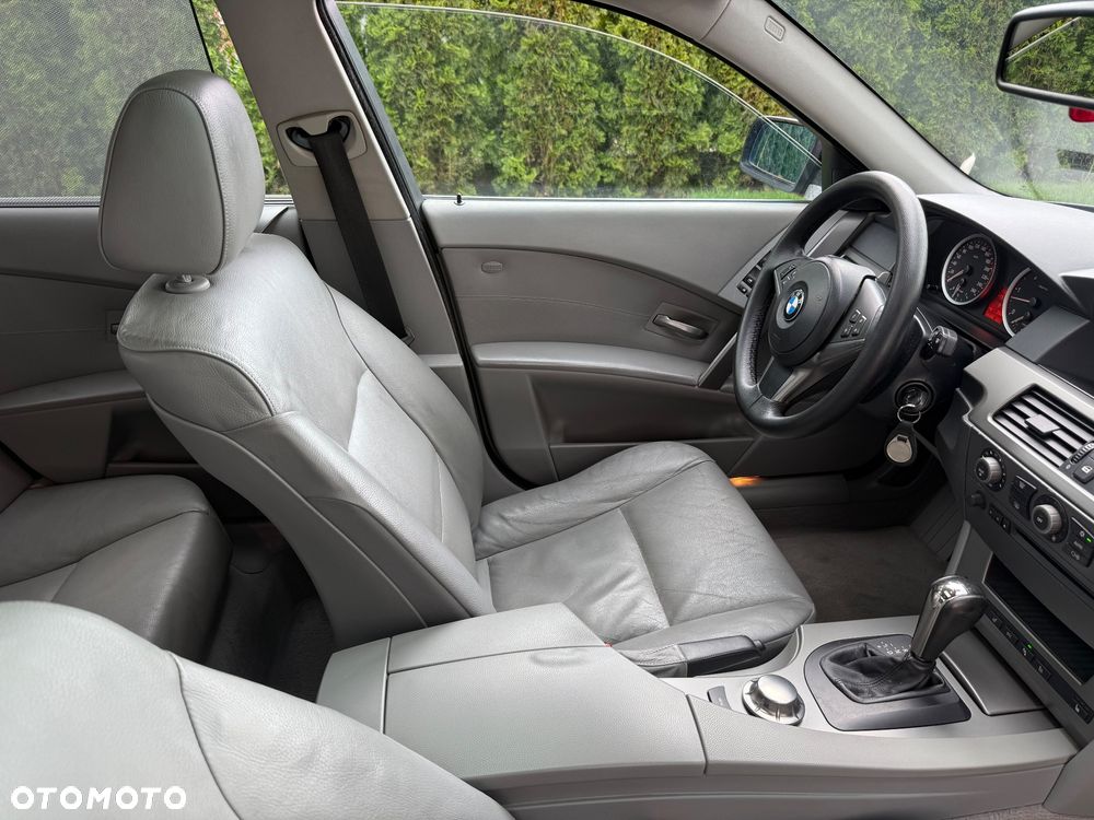 BMW Seria 5 525d - 33