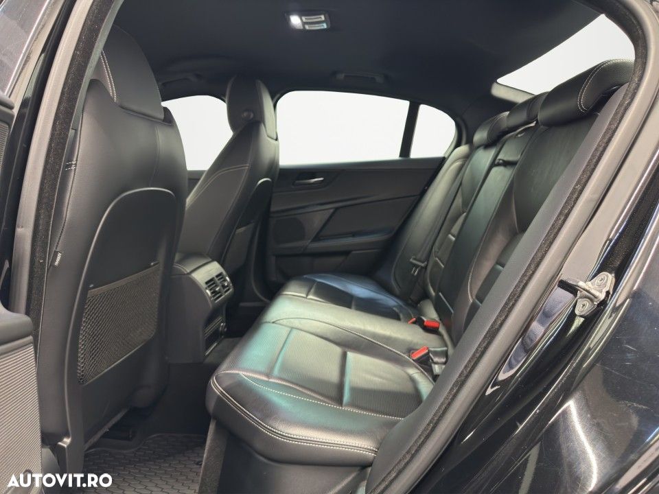 Jaguar XE 2.0 AWD R-Sport - 13