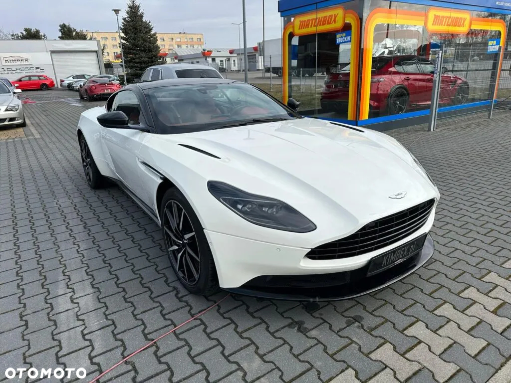 Aston Martin DB11 V8 Coupe - 4