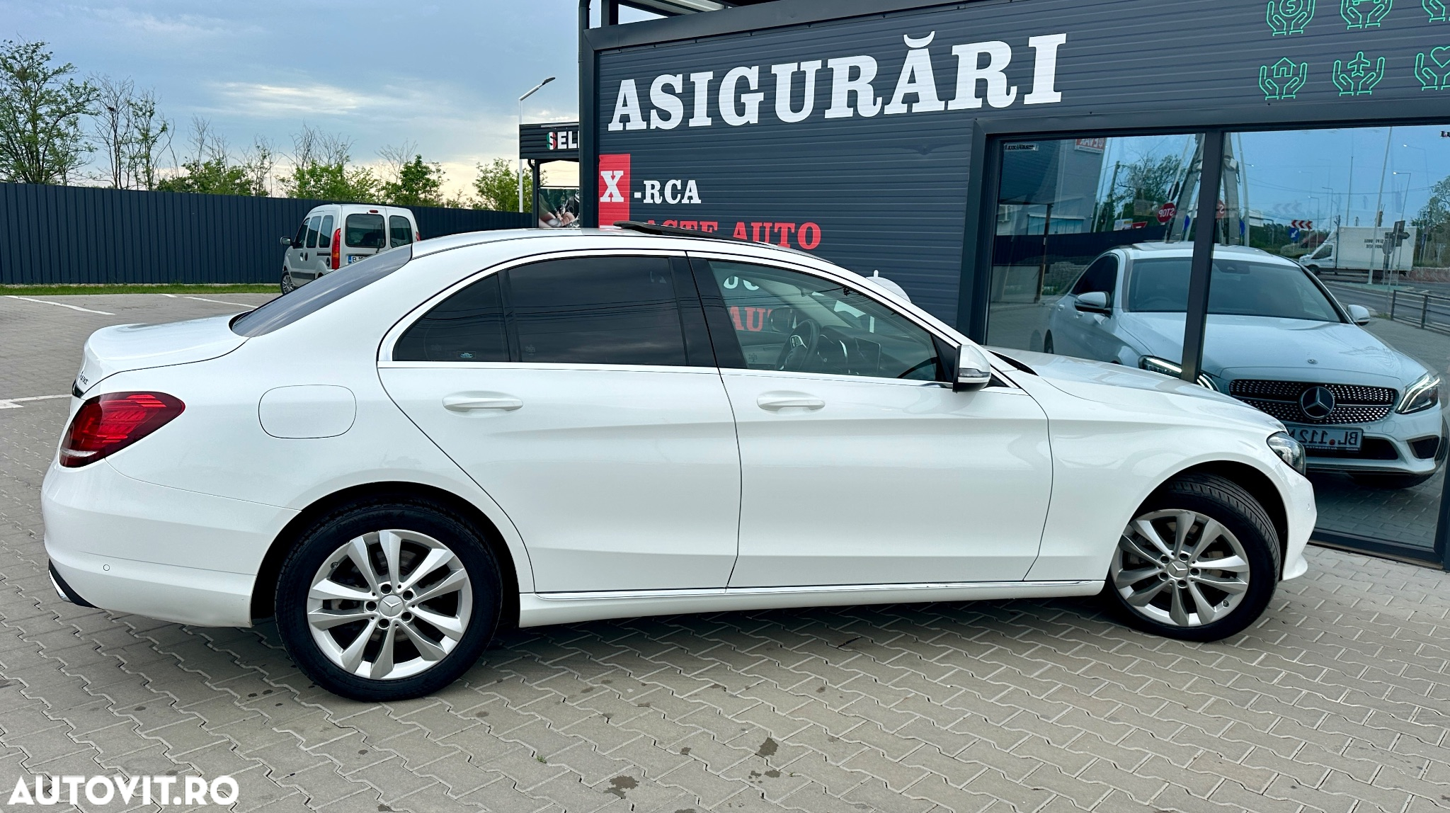 Mercedes-Benz C 220 d 4Matic T 9G-TRONIC AMG Line - 11