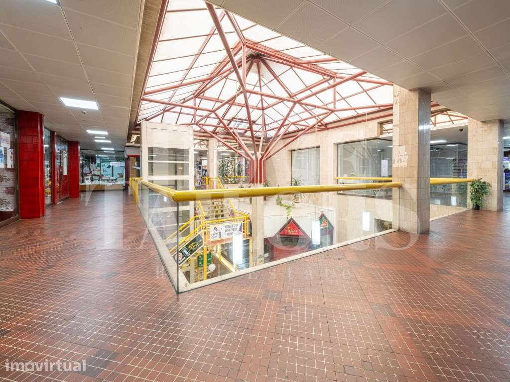 Loja em pleno Centro Comercial do Lumiar - Grande imagem: 4/15