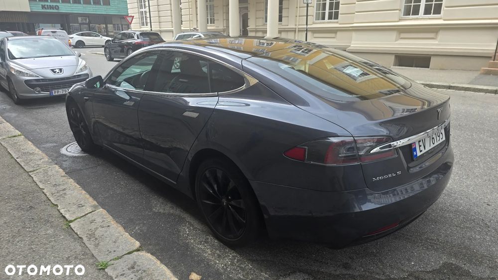 Tesla Model S - 7