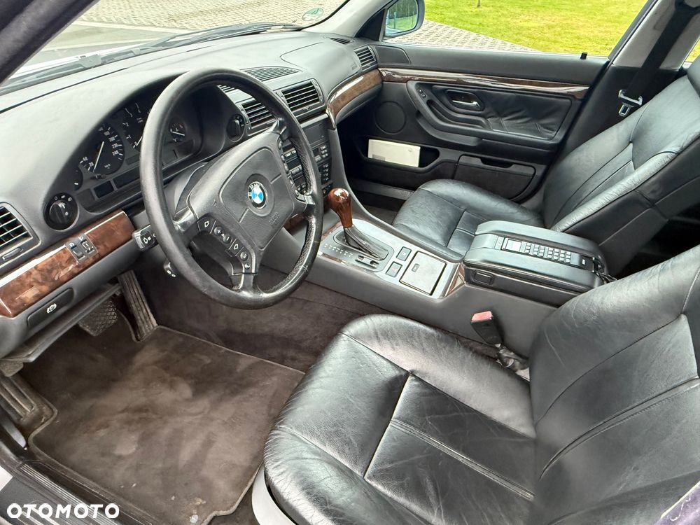 BMW Seria 7 740i - 8