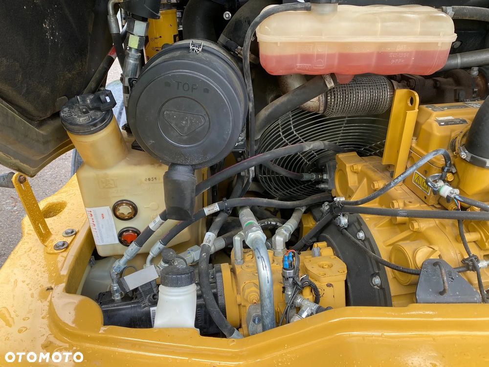 Caterpillar CAT 907H2, 2014 ROK, 6000 MTH, ŁYŻKA OTWIERANA + WIDŁY, z NIEMIEC, SUPER STAN, - 25