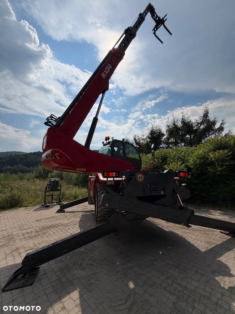 Magni RTH 5.23 SH-D/C Ładowarka teleskopowa Obrotowa roto 23 metry wysuw. 5 ton Udźwig. Wciagarka Hydrauliczna 5 ton. Pilot zdalnie sterowana. DEUTZ Silnik 145 KM. Jak Nowa Z Norwegii 2019 rok. 3200 mtg. Serwisy DEKRA TUV aktualne. Full Wypas. Klima stabilizatory 2 osie. Pilot. Maszyna z Norweskiej Upadłośći. Stan maszyny nie różni się od nowej z Salonu! Zero luzów na wszystkich siłownikach i podzespołach. ani deka wycieków. OKAZJA. Pełna Dokumentacja - 9