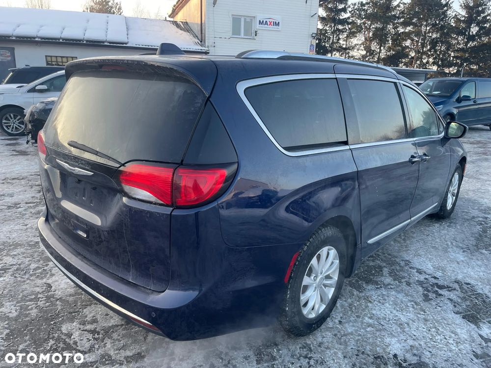 Chrysler Pacifica - 8